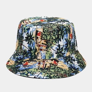 Dettaglio del cappello a secchiello in tela traspirante con stampe hawaiane e cuciture fini