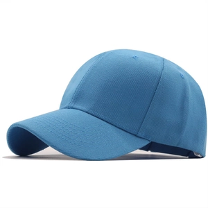 Detailansicht der hellblauen Baseballkappe mit Köperstoffstruktur und gestickten Ösen