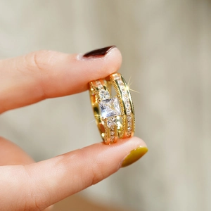 Gedetailleerde macro-opname van een vergulde zirkonia ringenset met pavé gezette diamanten