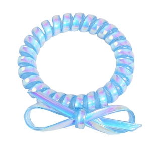 Élastique à cheveux bleu en fil de téléphone avec un nœud papillon sur fond blanc