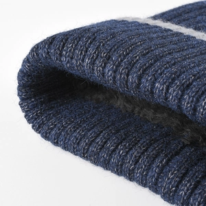 Bonnet en maille épaisse avec doublure polaire chaude et rayure grise pour l'hiver