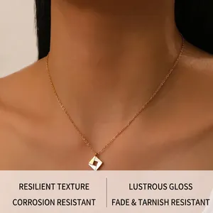 Détail d'un collier doré avec pendentif carré géométrique et nacre sur un mannequin