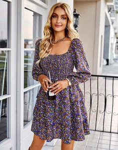 Robe fleurie française à col carré avec manches longues et jupe à volants étagée