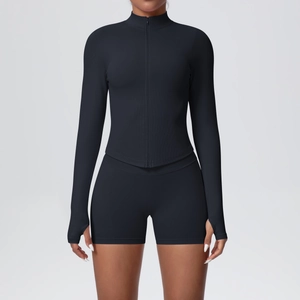 Détail de l'ensemble de yoga noir cintré avec col montant, zip et poignets passe-pouce