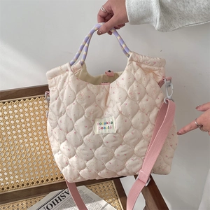 Détail du sac cabas matelassé rose avec imprimé lapin et anse tressée violette