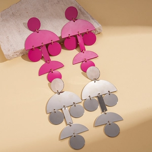 Orecchini pendenti geometrici in rosa opaco e argento lucido dal design accattivante