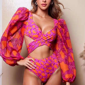 Détail d'un bikini taille haute avec manches lanternes volantées et imprimé chaîne vif