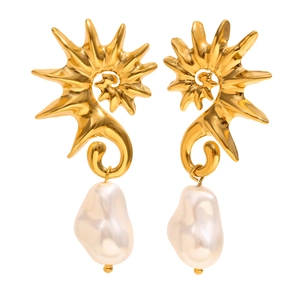 Boucles d'oreilles perles baroques avec design hippocampe plaqué or 18 carats poli