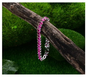Makroaufnahme einer 5mm rosa Tennis-Halskette in Silber auf einem Mooszweig