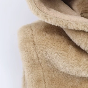 Gros plan sur la texture douce du molleton kaki et les détails en peluche de ce gilet