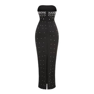 Détail d'une robe longue bustier noire avec perles blanches et fente à l'arrière