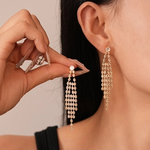 Orecchini pendenti geometrici placcati in oro con scintillanti cristalli di zircone