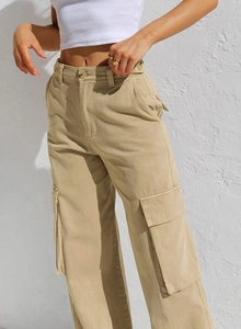 Detail der khakifarbenen Cargohose mit hoher Taille und großen funktionellen Seitentaschen
