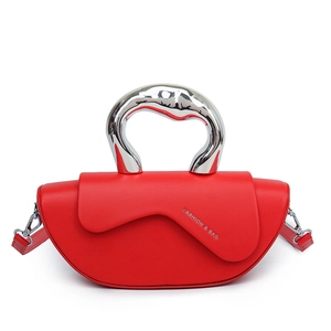 Sac à main demi-lune rouge avec poignée en métal argent liquide et bandoulière
