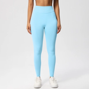 Nahaufnahme der himmelblauen nahtlosen Yoga-Leggings mit hoher Taille und elastischem Stoff