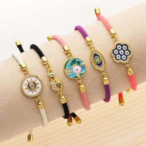 Λεπτομέρεια από πολύχρωμα βραχιόλια Evil Eye με ζιργκόν και χρυσές λεπτομέρειες