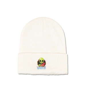 Détail du bonnet blanc en maille avec broderie alien et inscription WARMTH