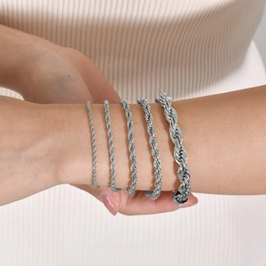 Detailansicht von fünf verschiedenen Breiten von Edelstahl-Kordelarmbändern am Handgelenk