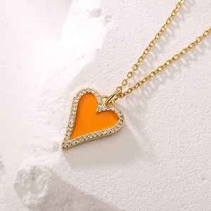 Elegante collana in oro con ciondolo a cuore in smalto arancione e zirconi su pietra