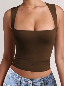 Dettaglio macro di un top da yoga marrone slim fit con scollo quadrato liscio