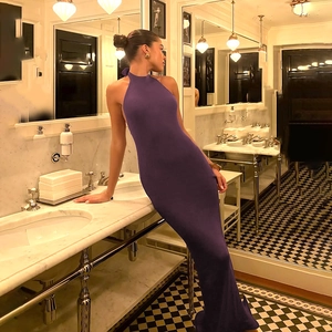 Eng anliegendes dunkelviolettes Maxikleid mit Neckholder für elegante Partyabende