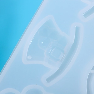Dettaglio dello stampo in silicone con design a rilievo di cappelli e quadrifogli