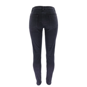Vue arrière du jean slim en denim foncé montrant les poches et le design ajusté