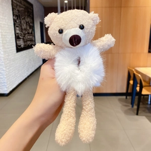 Vue détaillée d'un chouchou ours en peluche beige avec une fourrure blanche douce