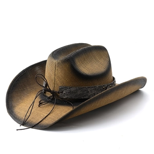 Détail d'un chapeau de cowboy en paille tressée avec dégradé et bande rivetée