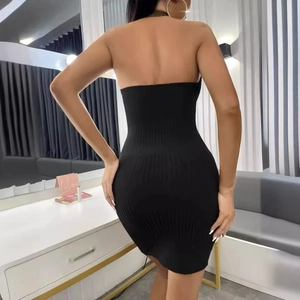 Détail de la robe moulante en maille noire montrant la coupe dos et la texture du tissu