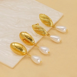 Elegant 18K gold irregular drop earrings with white teardrop pearls in French retro style