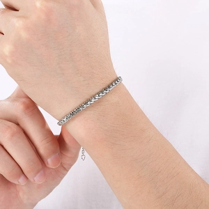 Bracciale regolabile in acciaio inossidabile argento su polso con maglia intrecciata lucida