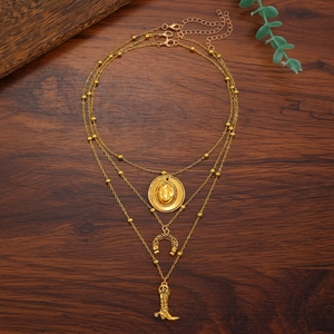 Collana dorata a tre strati con ciondoli western come ferro di cavallo, stivale e moneta