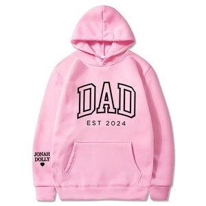 Sweat à capuche rose avec imprimé DAD EST 2024 et détail de cœur sur la manche