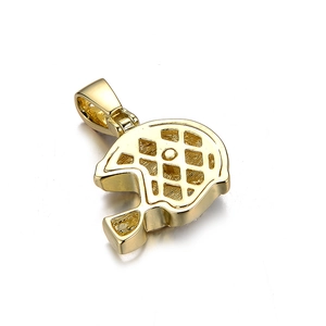 Détail macro du pendentif casque de football doré avec cristaux étincelants et texture