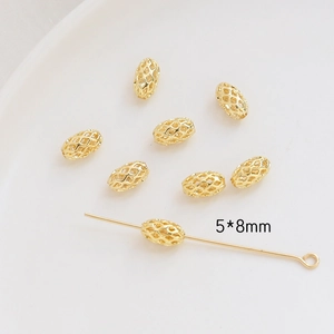 Détail de perles d'espacement dorées 5x8mm montrant la texture et le trou pour bijoux DIY