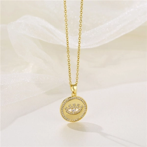 Collier doré œil maléfique turc avec pendentif en zircon sur fond de soie blanche