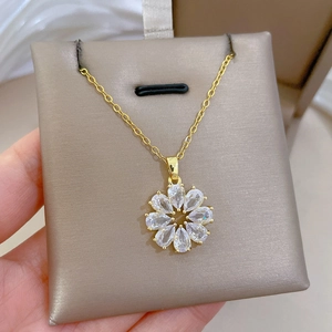Gros plan détaillé d'un collier pendentif tournesol avec cristaux blancs sur carte beige