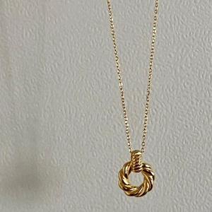 Minimalist 925 sterling silver necklace with twisted rope circular pendant in 18k gold finish