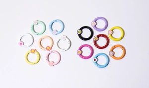 Portachiavi con anello a molla a forma di cuore colorato e connettori per gioielli fai da te