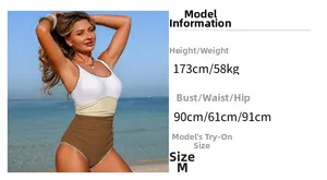 Détail du maillot de bain bicolore avec bords festonnés et plis à la taille