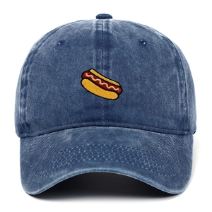 Détail d'une broderie de hot-dog sur une casquette de baseball en coton lavé bleu marine