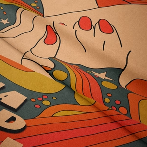 Dettaglio dell'arazzo bohémien che mostra la trama del tessuto e i motivi retrò pop art