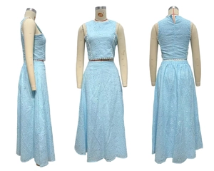 Vue avant et arrière de l'ensemble bleu clair en dentelle avec crop top et jupe longue