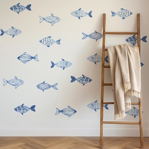 Wandaufkleber mit blauen Fischen im Aquarell-Stil für eine maritime Dekoration zu Hause