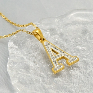 Collier en acier inoxydable doré avec pendentif lettre A orné de cristaux brillants
