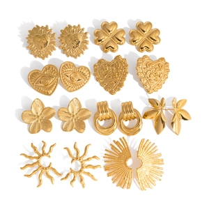 Set aus 18K vergoldeten Edelstahl-Ohrringen mit Herz- und Blumenrelief-Designs
