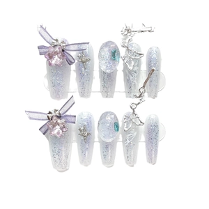 Unghie finte a farfalla fatte a mano con glitter viola, ciondoli 3D e forma a bara lunga