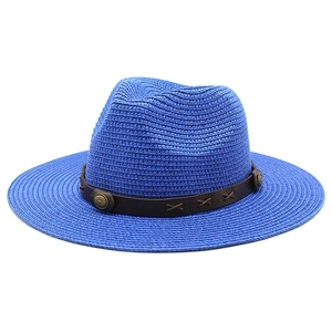 Détail d'un chapeau fedora en paille bleu marine avec ruban en cuir et disque métallique