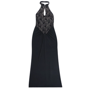 Détail de la dentelle noire et du licou ajouré sur cette robe longue dos nu sexy